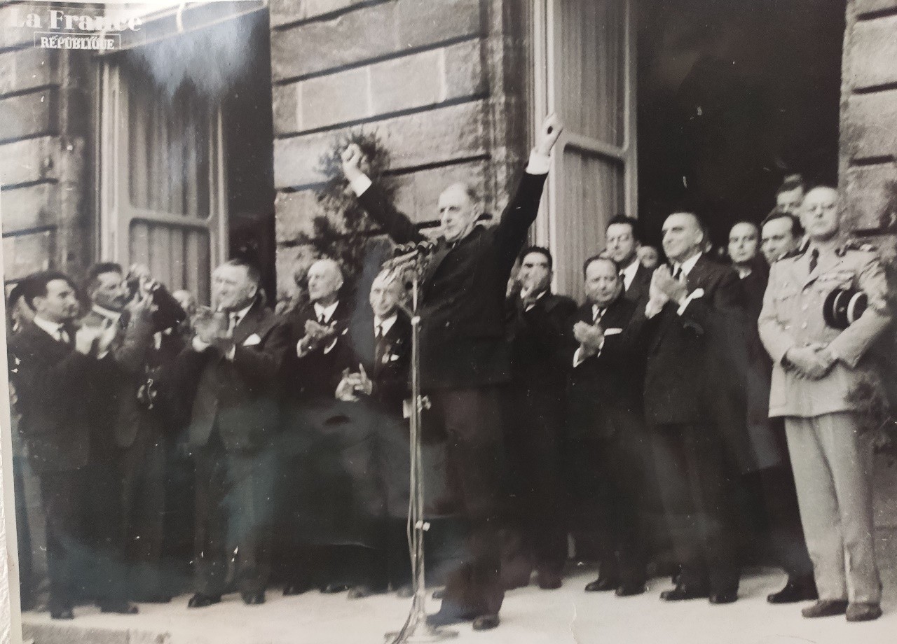 Devant l'hôtel de ville Bordeaux Meeting RPF 1947
